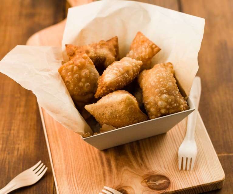       Receita de Pastéis de Massa Tenra  Ingredientes para Pastéis de Massa Tenra Para a massa: 220 g de farinha                                                        2 colheres de sopa de óleo 1,5 dl de água  quente                                                           sal                                                                                                                             Para o recheio:                                                                           300 g de carne cozinhada                                                                             1/2 chouriço 100 g de  cebola picada                                                                                50 g de Vaqueiro                                                                              2 colheres de sopa de farinha                                                                                  2 dl de leite sal pimenta noz moscada sumo de limão óleo Como preparar Pastéis de Massa Tenra  Peneire a farinha para dentro de uma tigela e abra uma cova ao meio.  Deite aí o óleo Vaqueiro e a água quente. Tempere com uma pitada de sal e misture todos os ingredientes amassando energicamente.  Molde a massa em forma de bola e cubra-a com uma tigela bem enxuta mas previamente escaldada com água a ferver. Deixe descansar a massa cerca de 30 minutos.  Entretanto, pique a carne com o chouriço.  Aloure a cebola picada com a Vaqueiro. Quando a cebola estiver mole, junte a carne picada, mexa e deixe absorver a gordura.  Polvilhe com a farinha e regue com o leite, mexendo sempre.  Tempere com sal, pimenta, noz moscada e sumo de limão e deixe cozinhar sobre lume brando, mexendo sempre até a carne se começar a soltar das paredes e do fundo do tacho.  Retire do lume e deixe arrefecer.  Estenda a massa bem fina, com a ajuda do rolo e da farinha. Distribua o recheio sobre a massa com uma colher de sobremesa, dobre a massa sobre o recheio e corte os pastéis em meia lua, com a ajuda de uma carretilha ou de um corta bolachas.  Aqueça óleo Vaqueiro numa fritadeira. Quando o óleo estiver quente introduza os pastéis e deixe fritar até estarem louros. Enquanto frita os pastéis vá-lhes deitando óleo para cima com a escumadeira para que empolem.  Depois de fritos, retire-os com a escumadeira e escorra-os sobre papel absorvente.     Receita de Pastéis de massa tenra Tudo Gostoso  Ingredientes para Pastéis de massa tenra Tudo Gostoso  500 g de sobras de carne de vaca estufada com o molho 300 g de farinha + 1 colher (sopa) bem cheia de farinha Sal fino q.b. 40 g de margarina amolecida 40 g de banha amolecida 1,5 dl de água Farinha para polvilhar Óleo para fritar  Como preparar Pastéis de massa tenra Tudo Gostoso PASSO 1. Desfie a carne. Aqueça o molho da carne num tacho, adicione a colher (sopa) de farinha previamente dissolvida num pouco de água fria e mexa bem até engrossar. Junte novamente a carne, envolva, retire do lume e reserve. Deite os 300 g de farinha numa tigela, junte uma pitada de sal fino, misture, adicione depois a margarina e a banha e misture bem com a ponta dos dedos. Acrescente a água e amasse bem, adicionando mais água se a massa estiver um pouco dura. Retire e deixe repousar durante 15 minutos. Estenda depois a massa numa bancada polvilhada com farinha. Disponha um pouco da carne por cima, dobre a massa para cobrir. Corte depois com um corta-massas ou um copo, no formato que vê na foto. Repita a operação até acabar a carne e a massa. Leve depois os pastéis a fritar em óleo até ficarem douradinhos de ambos os lados; retire, coloque a escorrer sobre papel absorvente e sirva.     Receita de Pastéis de massa tenra Ana Maria Braga  Ingredientes para Pastéis de massa tenra Ana Maria Braga  Para a massa  50g de margarina vegetal 20g de azeite 100g de água 270g de farinha sem fermento 1 pitada de sal grosso  Para o recheio  500g de carne de vaca em cubos pequenos 1 cebola pequena 1 cenoura pequena 5 dentes de alho 50g de vinho tinto 120g de água 30g de margarina vegetal 20g de azeite 6 pézinhos de salsa Sal, pimenta 180g de leite 50g de farinha  Como preparar Pastéis de massa tenra Ana Maria Braga  Começar por fazer a massa colocando no copo a margarina e o azeite e programar 2 min., temp. 100, vel. 2. Adicionar a água, a farinha e o sal e misturar 20 seg. na vel. 6. Retirar do copo para um recipiente e colocar no frigorífico.  Para o recheio colocar todos os ingredientes no copo com exceção da farinha e do leite.  Programar 25 min., temp. varoma, vel. 1. Quando terminar triturar 15 seg., vel. 5. Juntar o leite e a farinha e triturar novamente 15 seg., vel. 5.  Retirar para um recipiente e deixar arrefecer um pouco. Tapar e colocar no frigorífico pelo menos duas horas antes de usar.  Para montar os pastéis. Com a ajuda de uma base plástica ou polvilhando a bancada de cozinha de farinha, retirar pequenas porções de massa (cerca de uma colher de sobremesa) e com a ajuda de um rolo de cozinha esticar a massa muito fina.  Cortar um círculo com a ajuda de um copo largo (eu usei um utensílio próprio para montar pastéis e rissóis que está à venda nas grandes superfícies) e colocar uma colher de recheio no centro do círculo.  Dobrar a massa ao meio e calcar as pontas com a ajuda de um garfo ou cabo de colher.  Reservar. Quando os pastéis estiverem todos feitos levar um recipiente ao lume com óleo.  Quando estiver quente (manter em lume médio) colocar cerca de 4 ou 5 pastéis de cada vez para fritar.  Quando estiverem douradinhos dos dois lados retirar para um prato com papel de cozinha absorvente para secar o excesso de óleo.     Receita de Pastéis de massa tenra da Minha Vovô  Ingredientes para Pastéis de massa tenra da Minha Vovô Para a massa: 500 g de farinha 50 g de azeite 50 g de margarina 50 g de banha 2 dl de água 1 pitada de sal fino Para o recheio: 400 g de carne picada 50 g de farinha 1 cebola 3 dentes de alho 4 dl de leite 0,5 dl de azeite Salsa picada q.b. Sal e pimenta q.b. Como preparar Pastéis de massa tenra da Minha Vovô Deite a farinha numa bancada, abra uma cavidade ao meio e junte o sal, o azeite, a margarina e a banha. Depois amasse, juntando a água aos poucos, até obter uma massa homogénea. Reserve. Descasque e lave a cebola e os dentes de alho e pique-os finamente. Leve ao lume um tacho com o azeite, junte a cebola e os dentes de alho e deixe refogar, mexendo de vez em quando. Adicione a carne picada e deixe saltear até ficar com aspeto de cozinhada. Polvilhe com a farinha e a salsa e regue, aos poucos, com o leite, mexendo sempre. Retifique os temperos, retire e deixe arrefecer. Estenda a massa numa bancada polvilhada com farinha, disponha uma colherada de recheio por cima e dobre. Corte em forma de rissol e coloque num tabuleiro polvilhado com farinha. Frite em óleo quente de ambos os lados e sirva a gosto.       Receitas de massa tenra para doces e salgados  Ingredientes para massa tenra para doces e salgados 1 colher de sopa de azeite 1 colher de sopa de banha ou manteiga 1 pitada de sal 150 ml de água 250 g de farinha de trigo Como preparar massa tenra para doces e salgados Peneire a farinha e junte-lhe a banha derretida, o azeite e a água morna, onde dissolveu o sal. Trabalhe os ingredientes rapidamente e bata a massa muito bem sobre uma superfície lisa e fria. Coloque a massa sobre um prato polvilhado com farinha e cubra com uma tigela aquecida com água a ferver, já enxuta. Deixe a massa descansar durante 1 hora. Estenda a massa, com o rolo e um pouco de farinha, até ficar com uma espessura fina. Coloque o recheio ou guarde a massa no frigorífico até à altura de rechear.     Receita de Pastéis de massa tenra Caseira