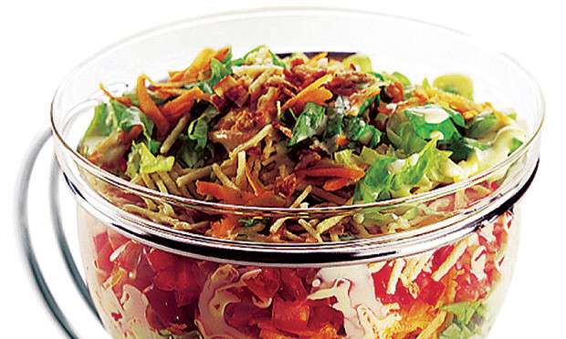 Receita de Salada colorida com bacon e batata palha