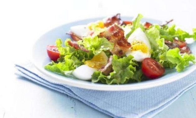 Receita de Salada de alface bacon e ovos