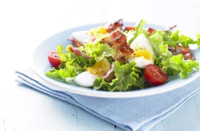 Receita de Salada de alface bacon e ovos