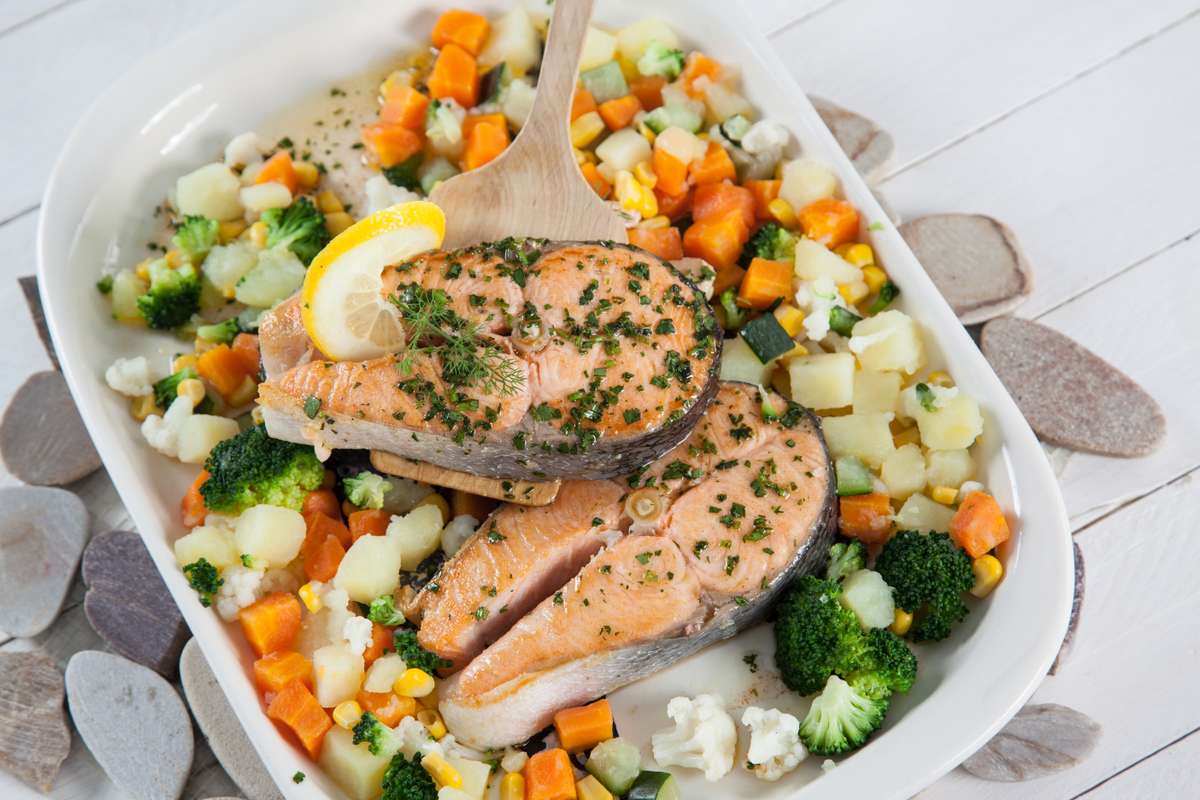Receita de Salmão corado com legumes salteados