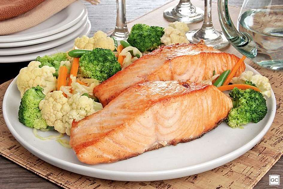Receita de Salmão crocante com legumes 