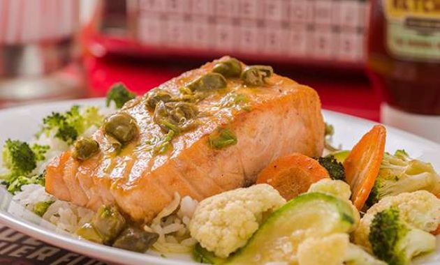 Receita de Salmão grelhado com legumes salteados e arroz