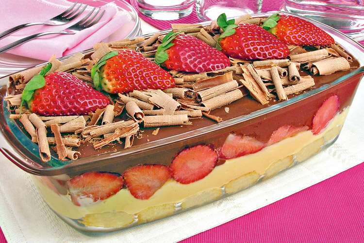 Pavê de Morango | 15 Melhores Receitas de Pavê de Morango para melhorar seu cardápio de Sobremesas Deliciosas e Diferentes Receita de pavê rápido de morango com chocolate delicioso