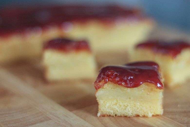 Receita de Bolo de Fubá Cremoso com Goiabada Que Fica uma Delícia
