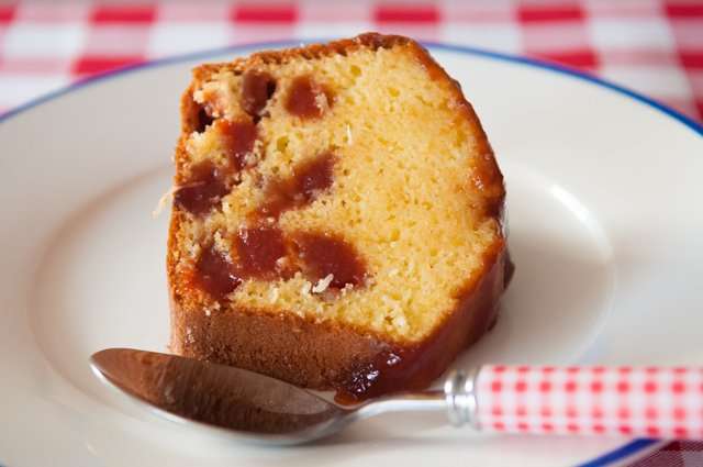 Receita de Bolo de Fubá com Goiabada Fácil