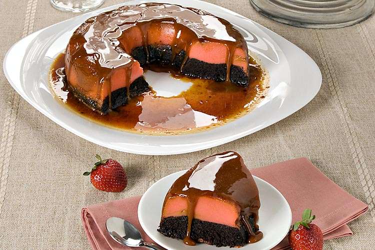 Receita de Bolo pudim de chocolate e morango