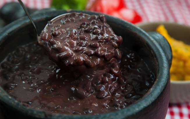 Receita de Feijão Preto com Bacon e Linguiças Paio