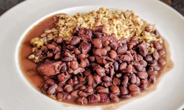 Receita de Feijão Preto Com Linguiça e Bacon