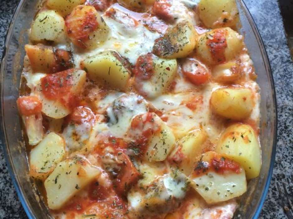 Receita de Linguiça com Batata no Forno para Almoço Fácil