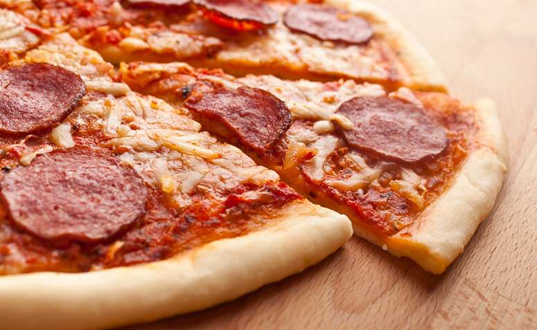 Receita de Pizza de calabresa caseira