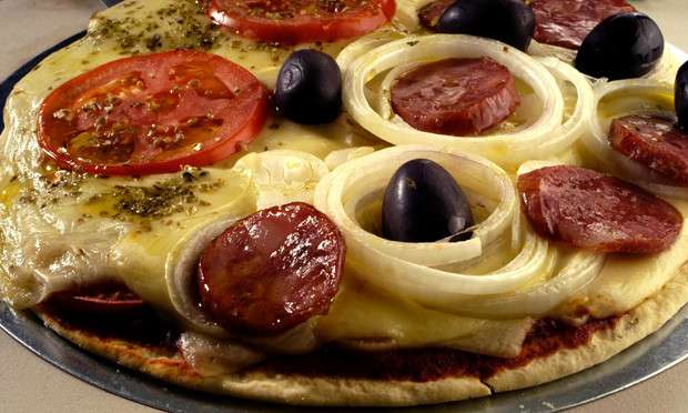Receita de Pizza de calabresa com mussarela