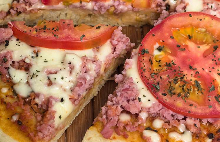 Receita de Pizza de liquidificador calabresa e bacon