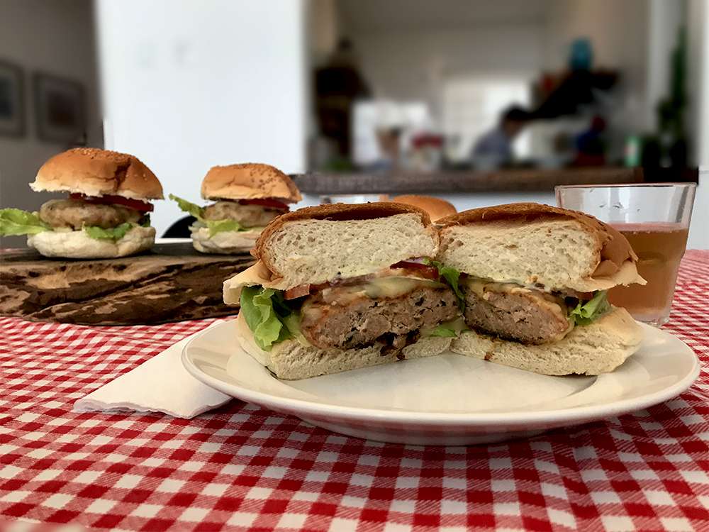 Receita de hambúrguer com carne moída suína Dália e maionese de salsinha