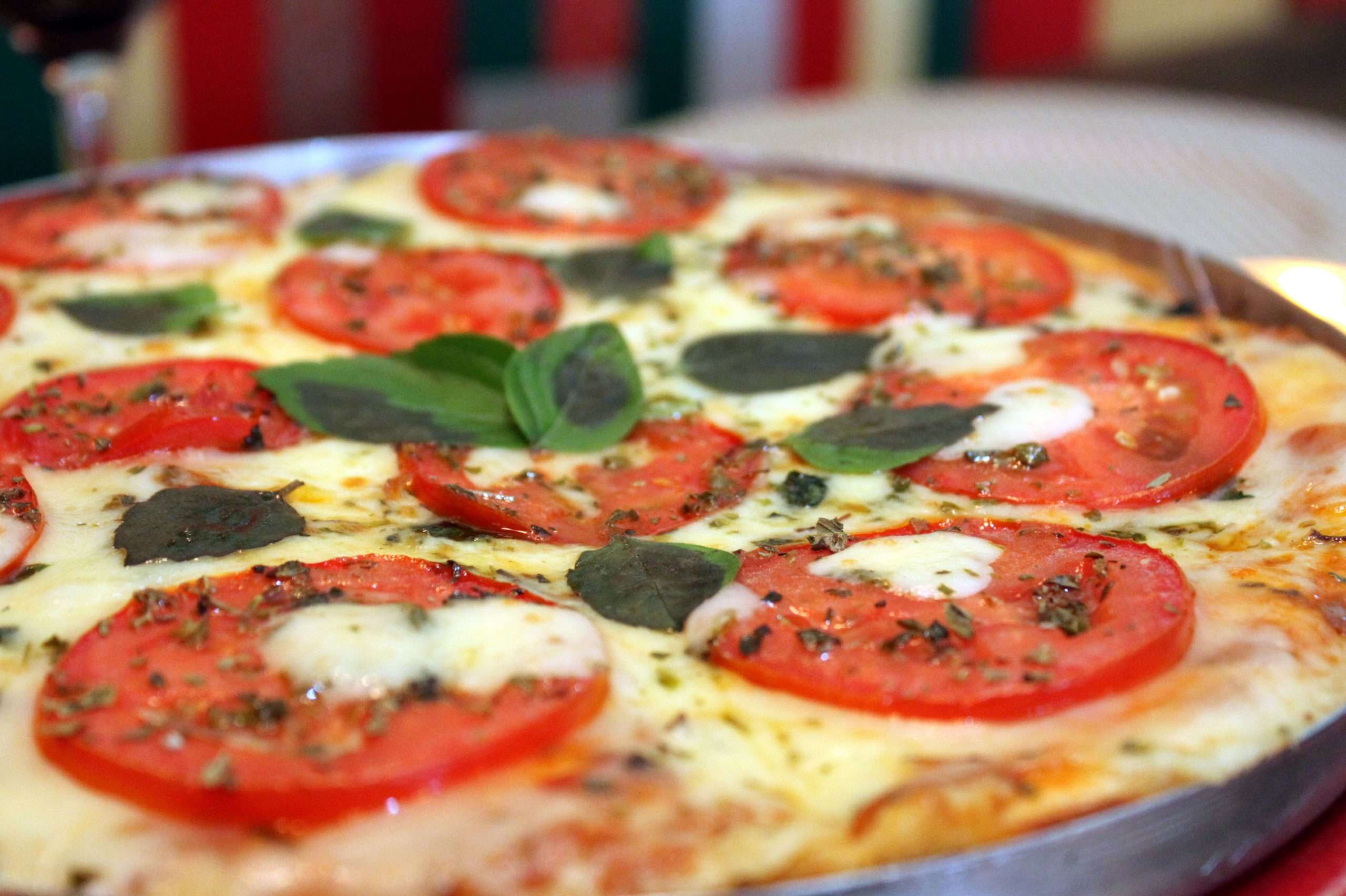 Receita de pizza low carb com base feita de couve-flor