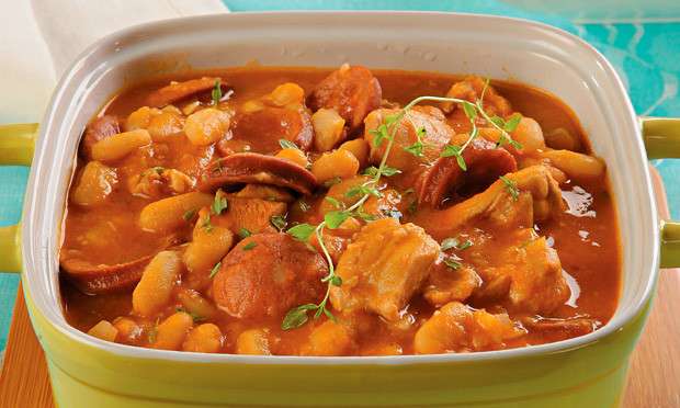 Receita de Ensopado de frango e linguiça com feijão-branco