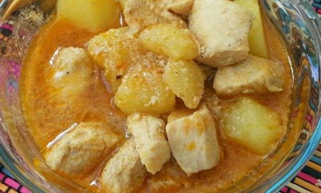 Frango cozido com batatas e caldinho