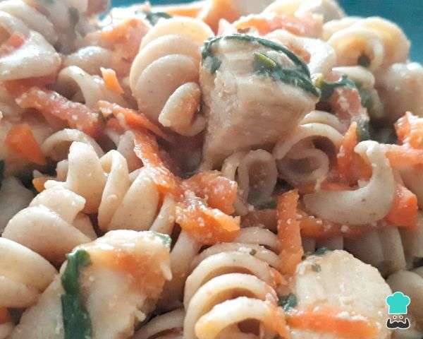 Receita de Macarrão integral com frango e legumes