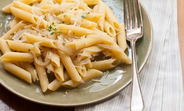 Receita de Macarrão com molho de cebola em uma panela só