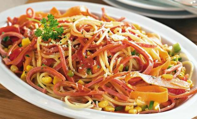 Receita de Macarrão com salsicha de frango e legumes