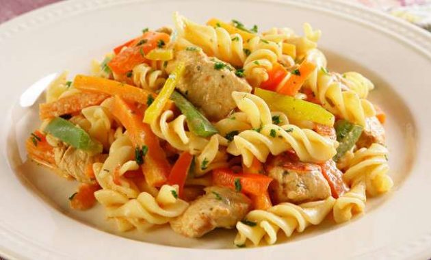 Receita de Macarrão na pressão com frango e legumes