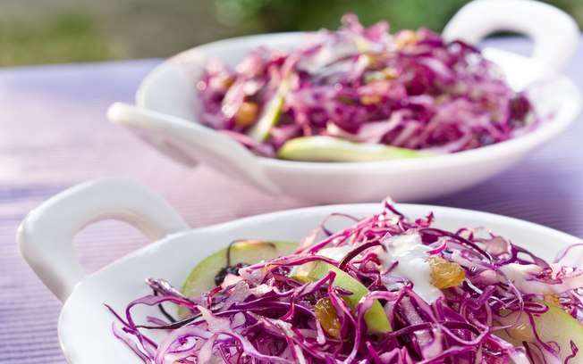Receita de Salada de repolho roxo com maçã verde e uva passa