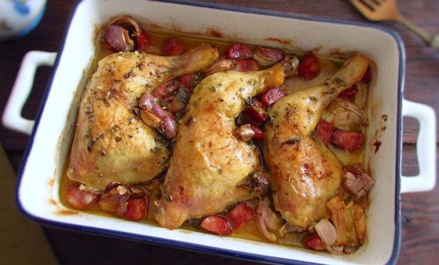 Receita de Coxas de frango no forno com chouriço e alho