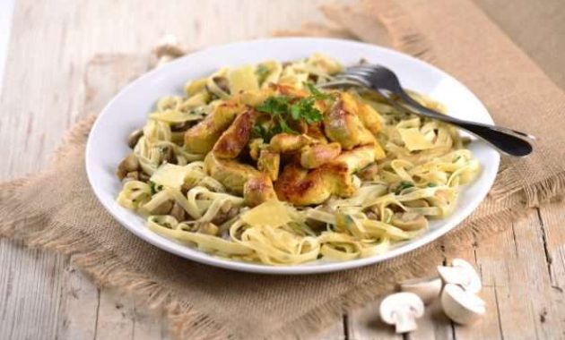 Receita de Fettuccine com frango e cogumelos