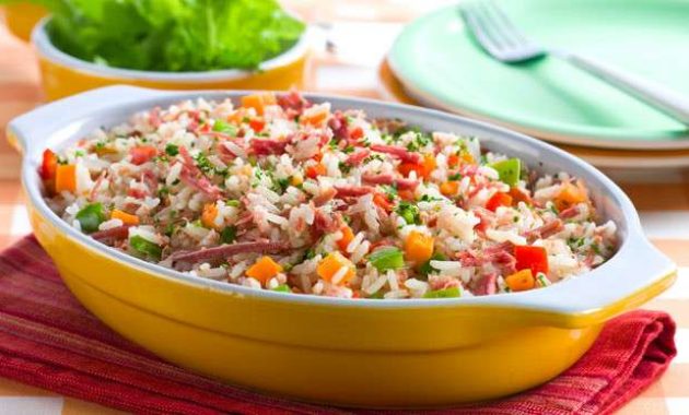 Receita de Arroz de panela de pressão com carne-seca