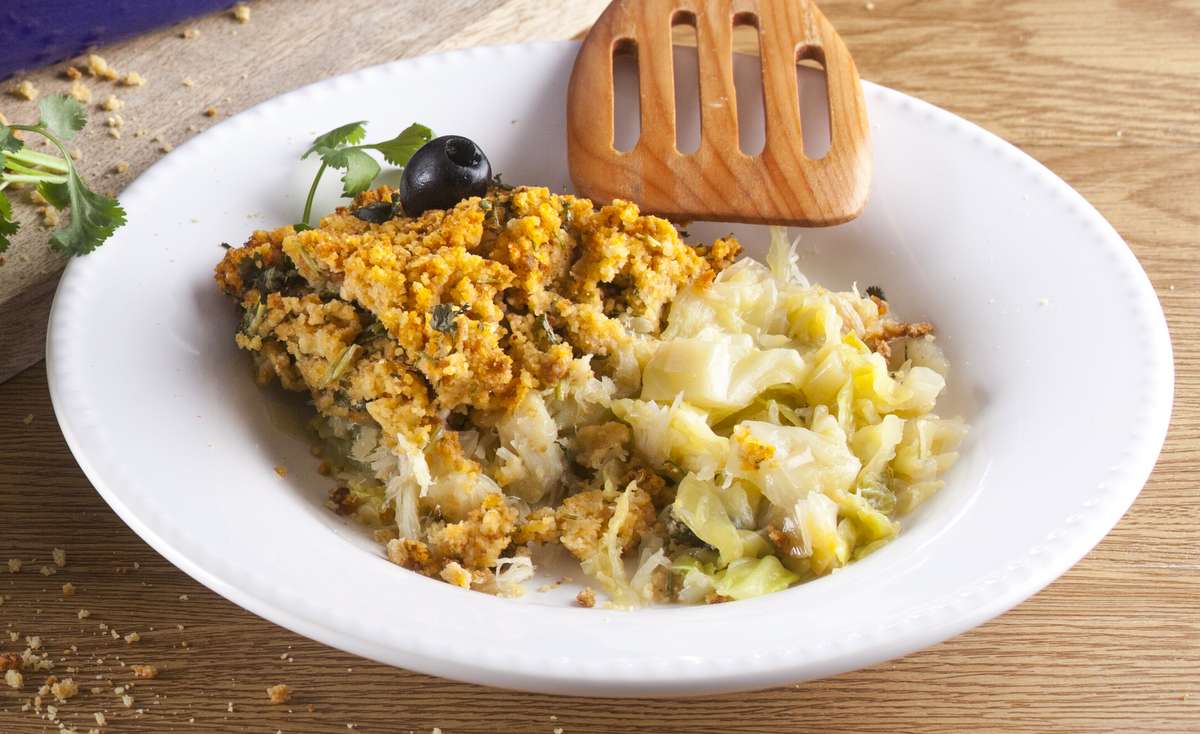 Receita de Bacalhau com broa de milho e couve-lombarda