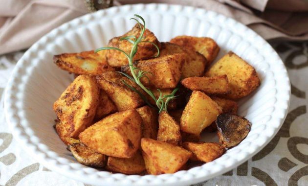 Receita de Batata assada com páprica picante, alho e alecrim