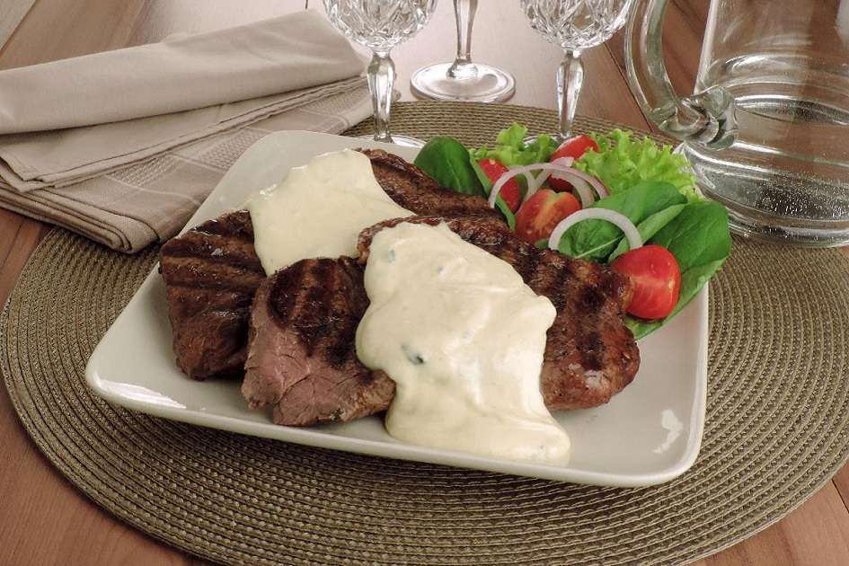 Receita de Bife Grelhado com Molho de Queijo Parmesão