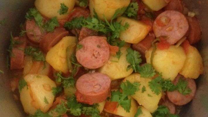 Receita de Calabresa com batata na panela de pressão
