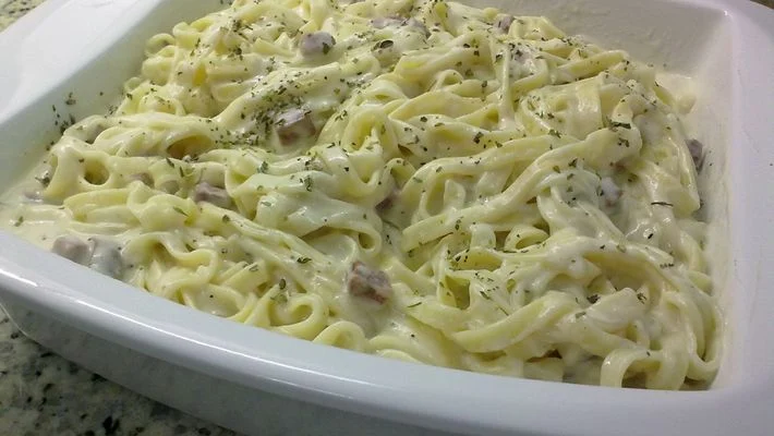Receita de Macarrão ao molho branco com presunto e mussarela