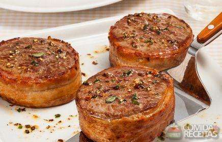 Receita de Medalhão de filé mignon com bacon e ervas