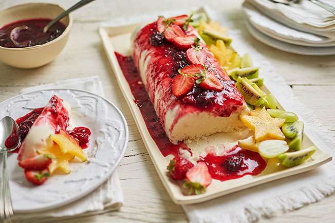 Receita de Bolo de sorvete com calda de frutas vermelhas