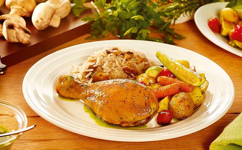 Receita de Coxa de frango assada com legumes e azeite de ervas e arroz com cogumelos