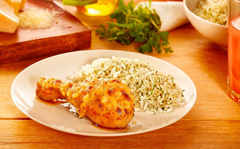 Receita de Coxa de frango assada com parmesão e creme de cebola caseiro e arroz branco com ervas
