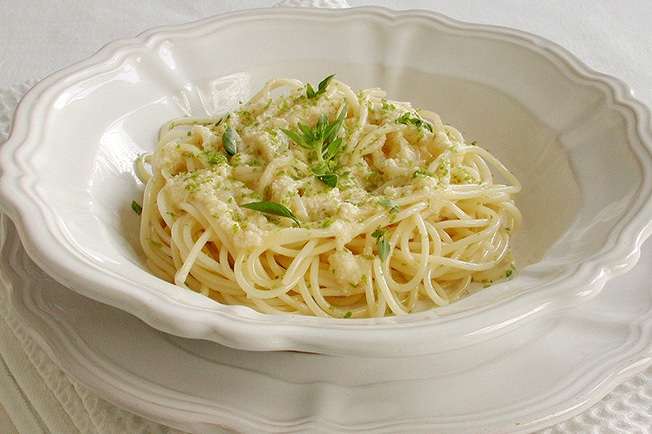 Receita de Espaguete ao limão, parmesão e manjericão