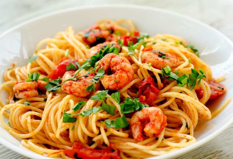 Receita de Espaguete com camarão e aspargos para Jantar