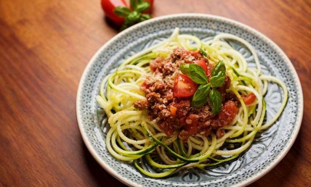 Receita de Espaguete de abobrinha ao molho bolonhesa