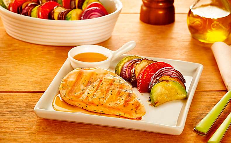 Receita de Filé de frango grelhado com molho de laranja e legumes assados