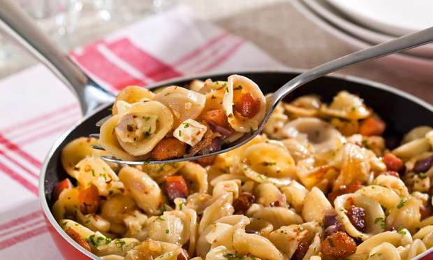 Receita de Macarrão com molho de cebola e queijo branco