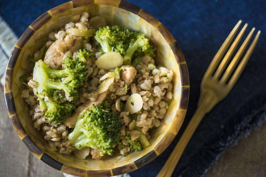 Receita de Salada de Cevadinha com Frango e Brócolis 