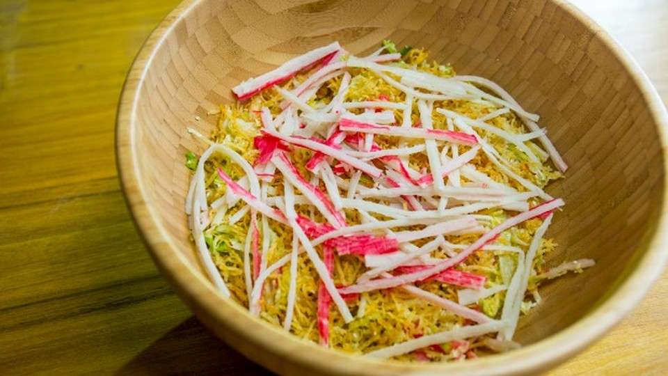 Receita de Salada de Kani com Molho de Azeite e Limão