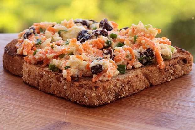 Receita de Sanduíche Saudável com pasta de ricota, cenoura e passas agridoce