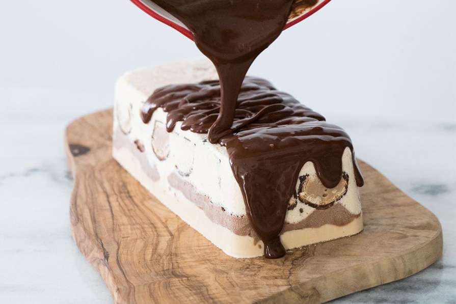 Receita de Torta Gelada de Sorvete com Bombom e Calda de Chocolate
