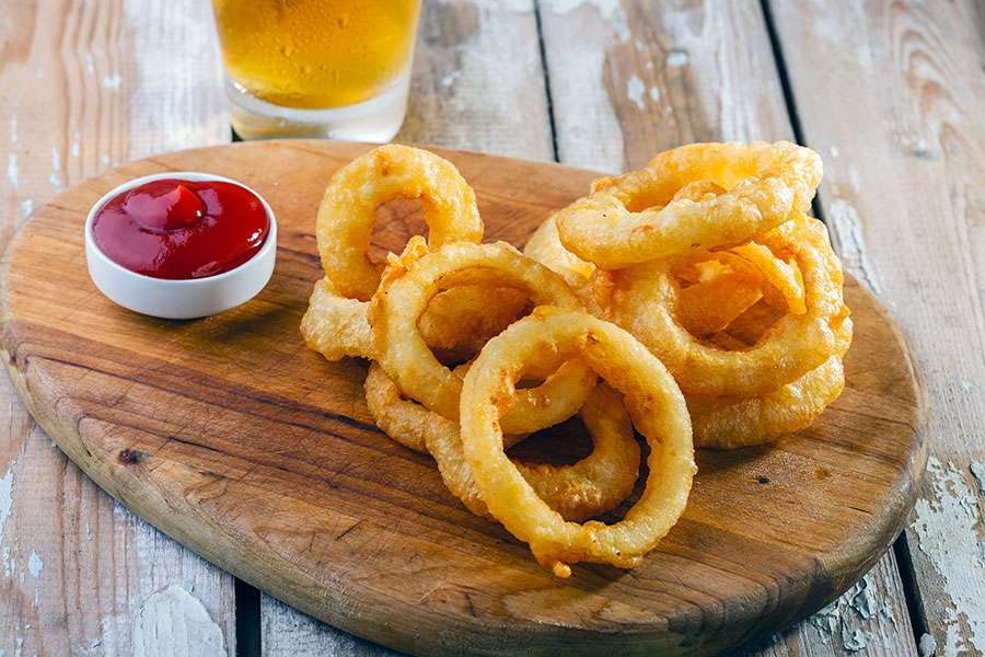 Receita de Anéis de cebola Empanado servidos com molho de ketchup