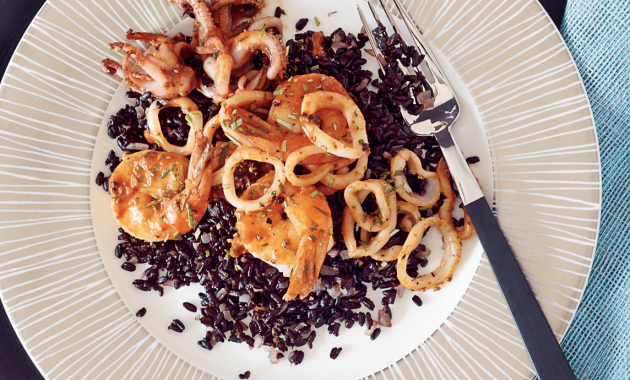 Receita de Arroz Preto com Lulas e Camarão