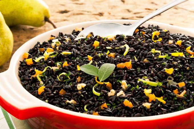 Receita de Arroz preto com peras assadas